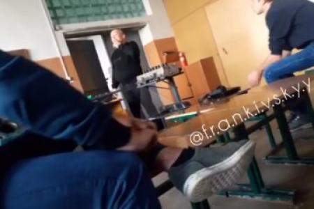 В Ивано-Франковске преподаватель решил закурить прямо во время урока