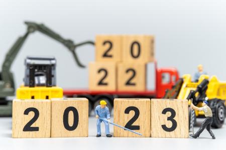 miniature-people-worker-team-create-number-2023-wooden-block