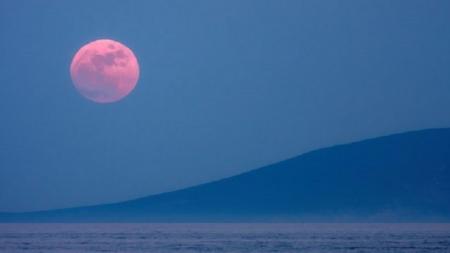 pink-moon-above-mountains-and-waiter-777x437_19.04.2019