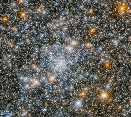 Hubble сфотографував кулясте скупчення зірок у сузір'ї Стрільця: яскравий кадр
