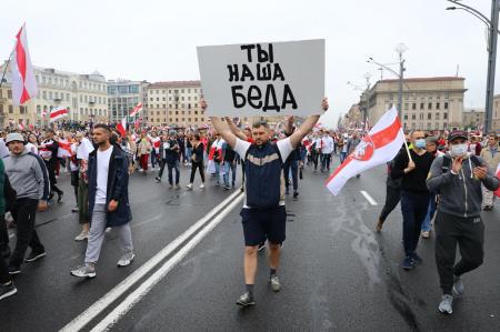 protesti_v_belorussii_ocherednie_voskresnie_marshi_i_lukashenko_s_avtomatom_1614