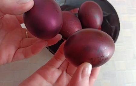 Фарбуємо яйця до Великодня цибулинням і зеленкою: результат вас вразить