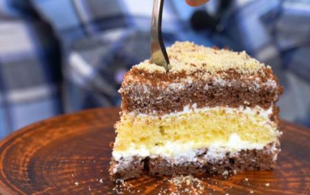 Ніжний торт Сметанник за найпростішим рецептом: готуємо з доступних інгредієнтів