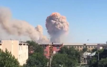 В Казахстане горит военный арсенал, из-за мощных взрывов эвакуируют город