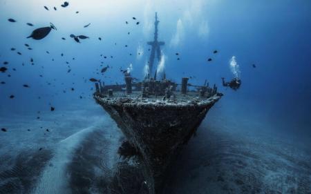 ship-under-water