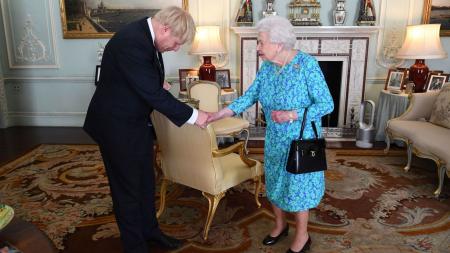 Королева Британии назначила Джонсона премьером