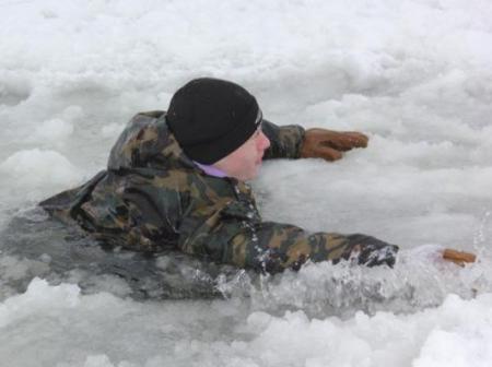 Что делать, если кто-то провалился под лед: эксперты напоминают об опасности