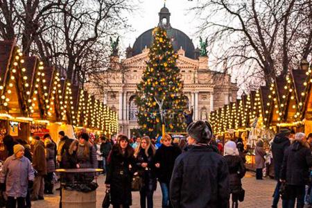 Рождественская ярмарка во Львове полностью восстанавливает работу