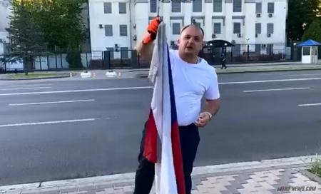 Мэр Конотопа сжег флаг России возле посольства РФ в Киеве