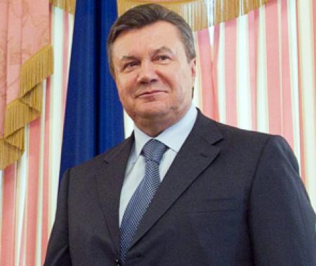 Янукович дал награду отцу студента, бросившего в него яйцом